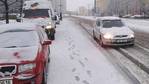 V úterý ráno překvapil Mostecko sníh, na snímku ze 31. března situace na třídě Budovatelů v Mostě.