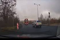 Z honičky policie, která pronásledovala agresivního řidiče i v protisměru po silnici z Mostu na Chomutov.
