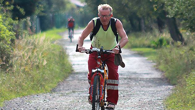 Cyklista na stezce u Horního Jiřetína.