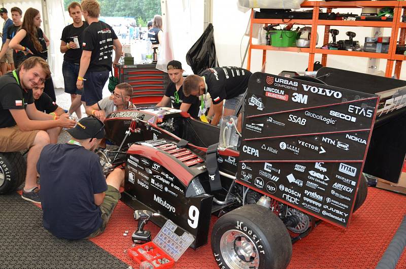 Studentské formule na mosteckém autodromu.