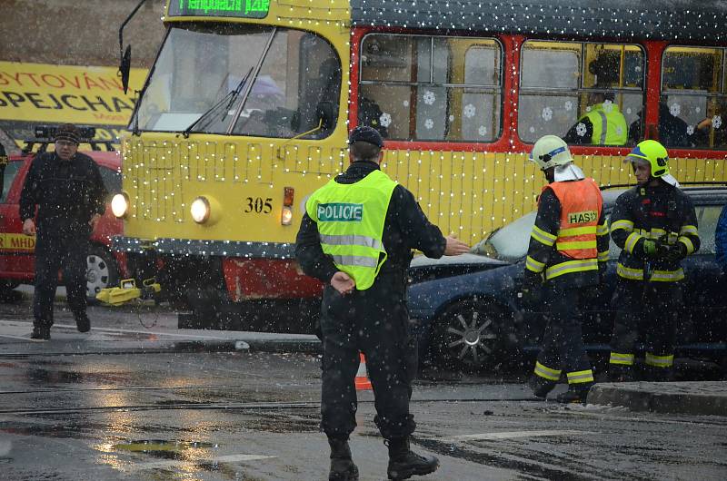 Kolem půl osmé do sebe u nádraží v Mostě nabouraly osvětlená Vánoční tramvaj a osobní auto.