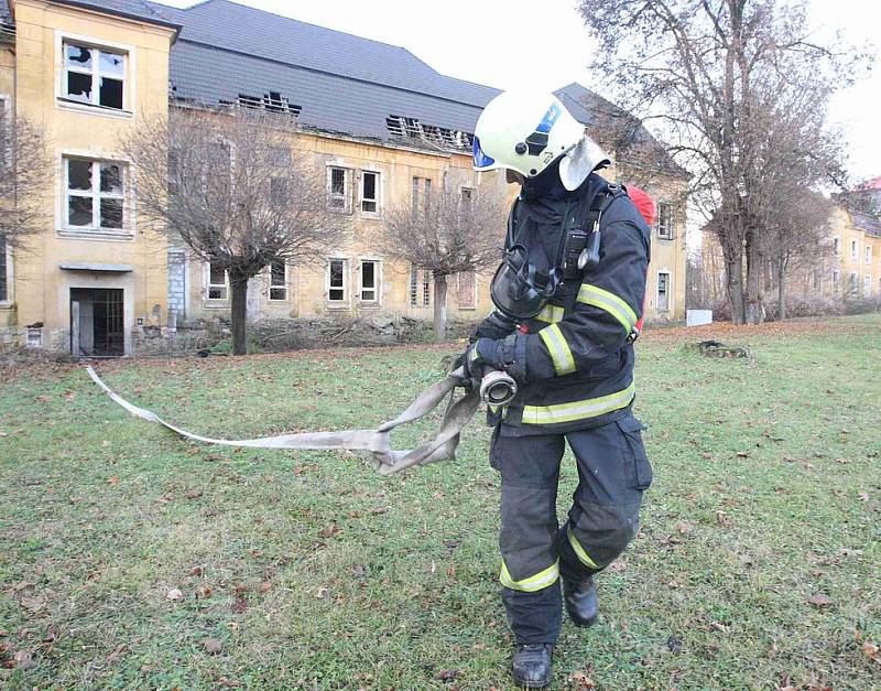 Hasiči zasahují u požáru odpadu v bývalých kasárnách