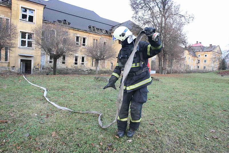 Hasiči zasahují u požáru odpadu v bývalých kasárnách