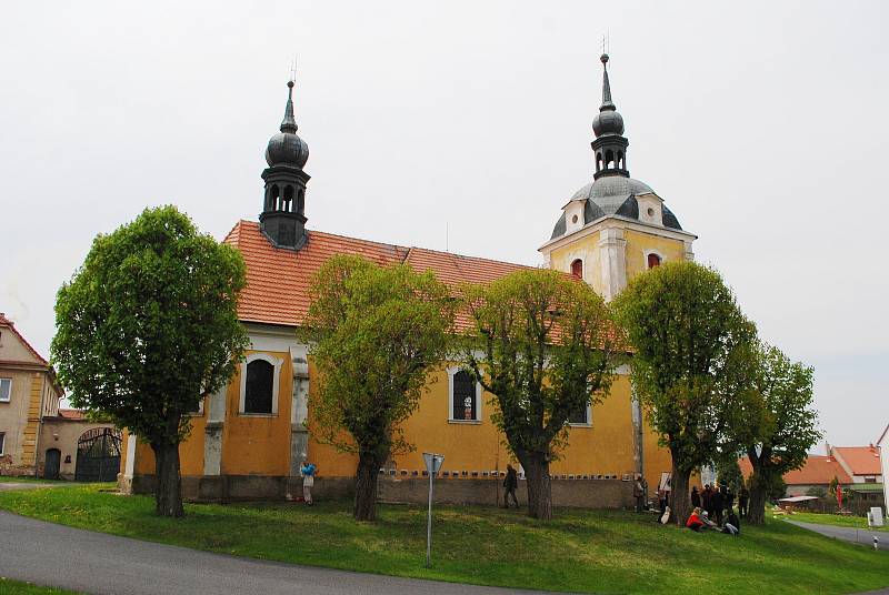 Předseda spolku Bílinská přírodovědná společnost Karel  Mach pro poutníky připravil na návsi Kozlů výstavu fotografií ze své cesty do Francouzského středohoří, které se podobá Českému středohoří.