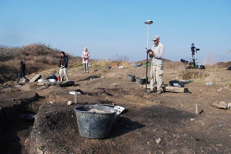 Archeologické naleziště Nesvětice. Výzkum lokality s pohřebištěm a vesnicí byl přerušen 29. října 2021, na jaře 2022, po zimní pauze, budou práce v terénu obnoveny.