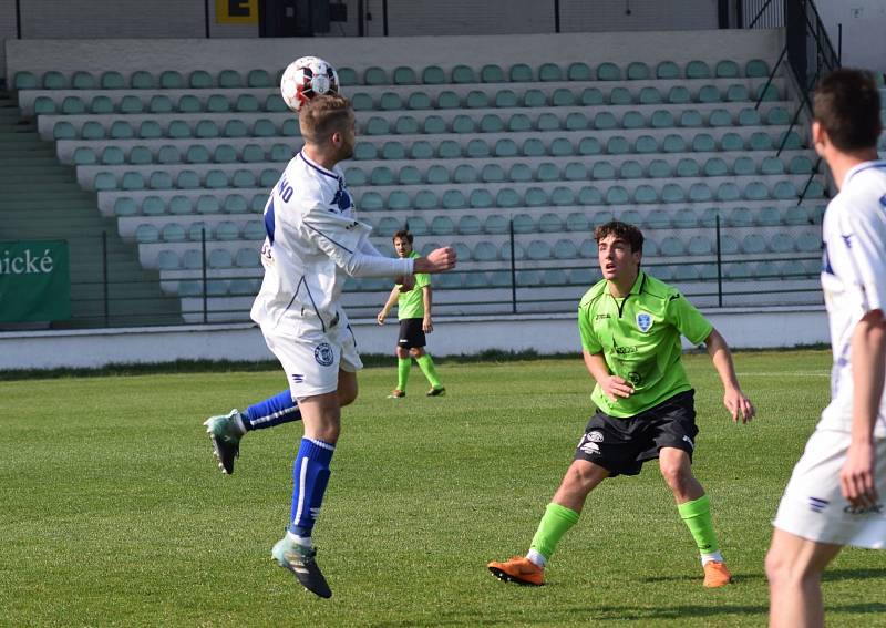 Mostecký fotbalový klub (v zeleném) doma podlehl Kladnu jasně 0:3.