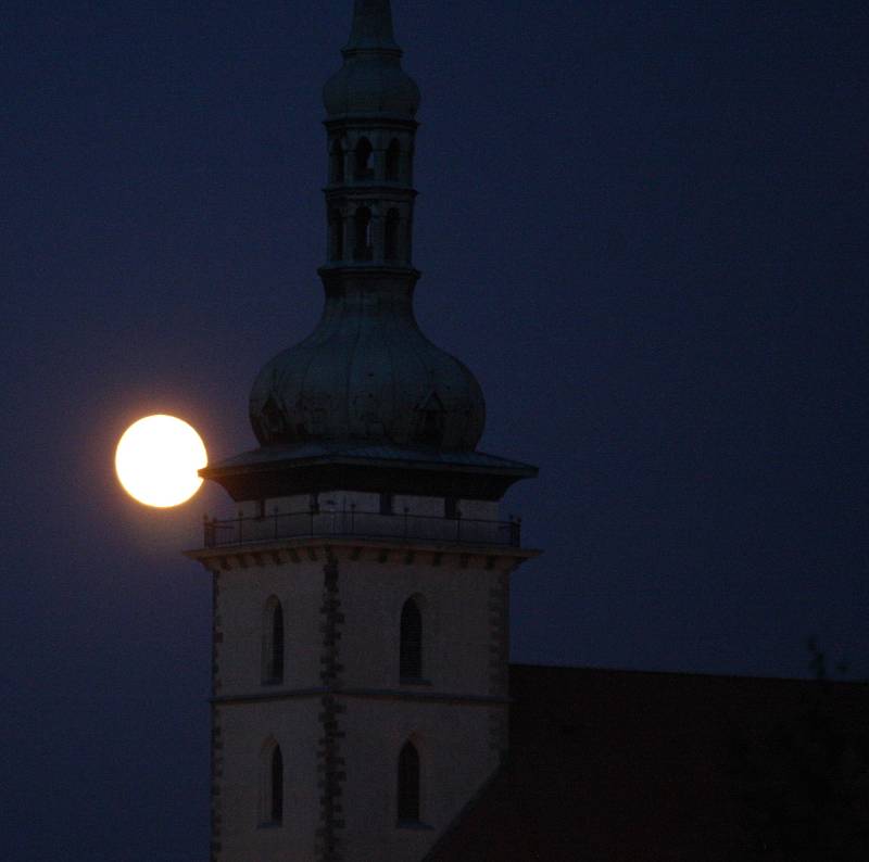 Měsíc v úplňku nad věží přesunutého kostela