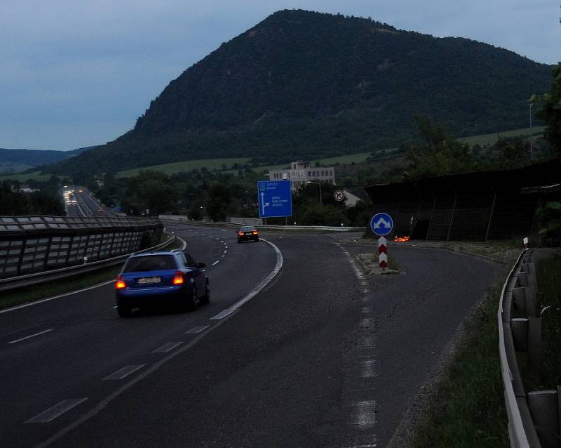 Ve večerních hodinách lidé nosili svíčky na místo havárie děvčat v přímém přenosu.