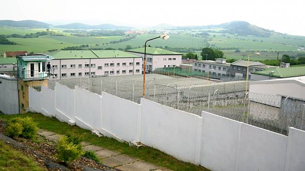 Věznice Bělušice mezi Mostem a Louny. Ilustrační foto.
