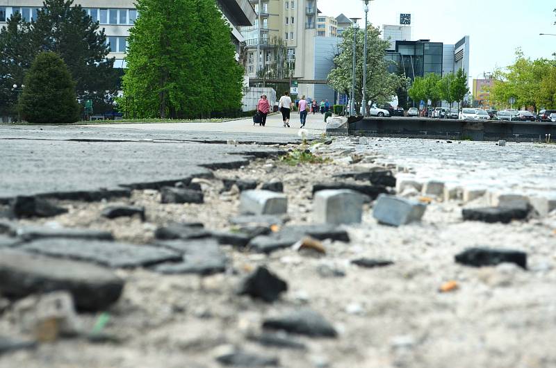 Zchátralé prostranství v centru Mostu