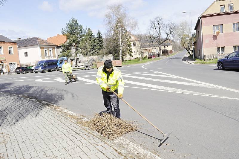 Obec Braňany, úklid návsi.