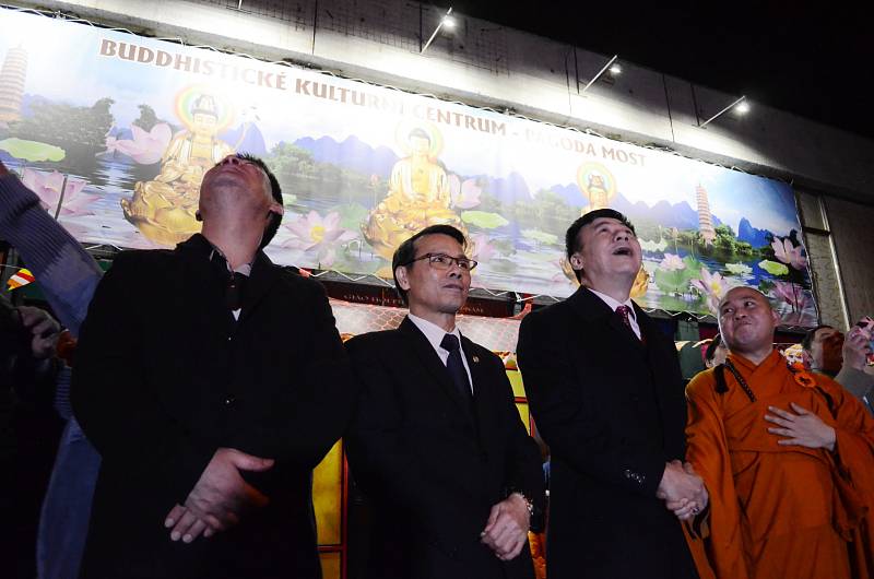 Vietnamci u fotbalového stadionu v Mostě otevřeli kulturní centrum Pagoda Most.