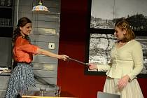 Zita Benešová (vpravo) jako Blanche a Lilian Fischerová jako Stella na zkoušce psychodramatu Tramvaj do stanice touha v mosteckém divadle