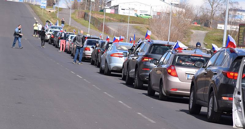 Protestní jízda proti vyhlášeným vládním pandemickým opatřením v ulicích Mostu.