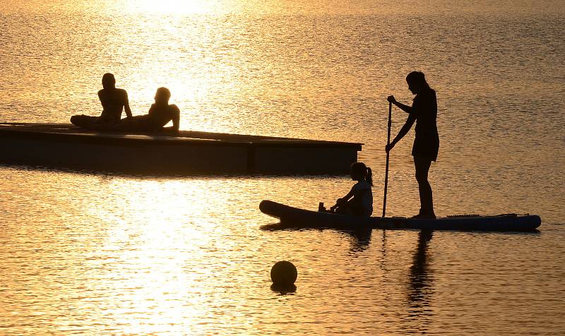 Jezero Most se stalo vyhledávaným místem ihned po svém oficiálním zpřístupnění