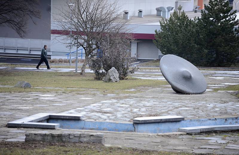 Zanedbaný park Střed u mostecké sportovní haly