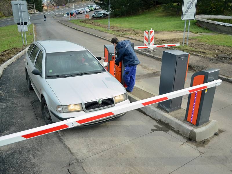 Mostecká nemocnice zavádí placené parkování. Systém je zatím ve zkušebním provozu.