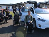 Účastníci si mohli vyzkoušet třeba jízdu elektromobilem Tesla. Ten budil u návštěvníků velkou pozornost - fotili se s ním a nemohli se dočkat, až si vyzkouší jízdu.