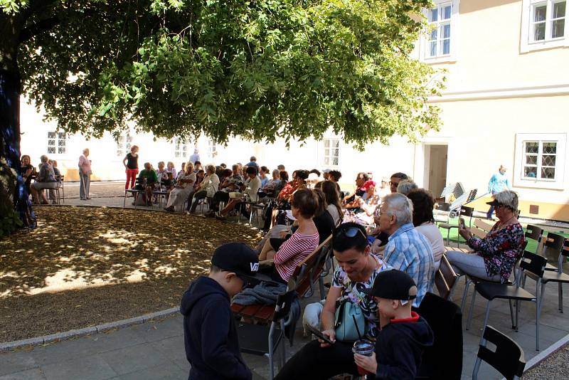 Docela velké divadlo Litvínov sehrálo představení Lucerna na nádvoří litvínovského zámku Valdštejnů