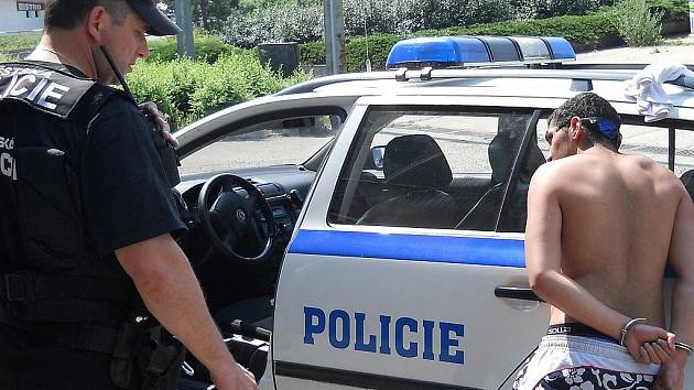 Městský strážník s devatenáctiletým mladíkem, který měl podle svědků onanovat na ulici. Případ vyšetřuje policie. Mladíkovi hrozí obvinění z trestného činu výtržnictví. 