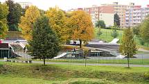 Skatepark v mosteckém parku Šibeník v neděli odpoledne ožil.