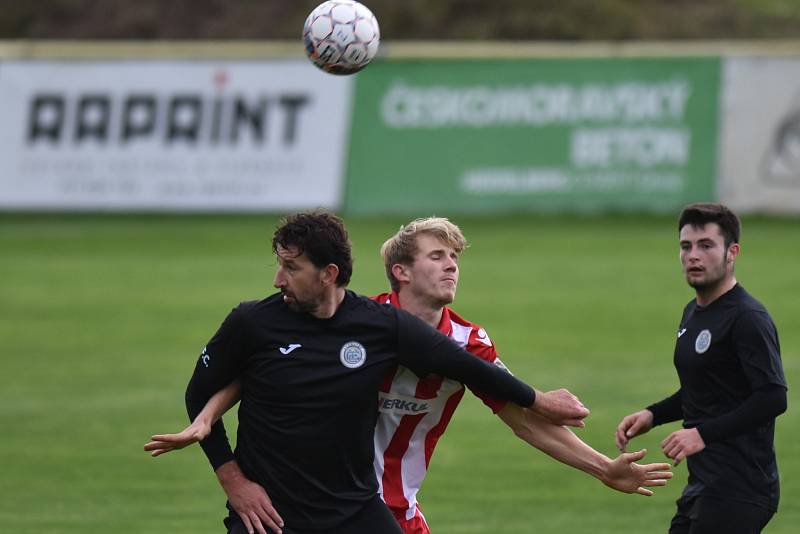 Severočeské divizní derby mezi domácí Souší (v červeném) a Chomutovem.