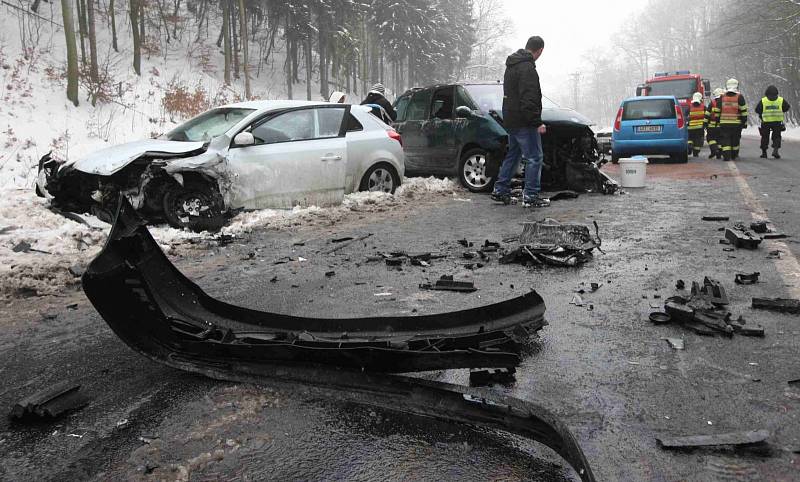 Na zledovatělé vozovce při nehodě dvou aut bylo zraněno malé dítě