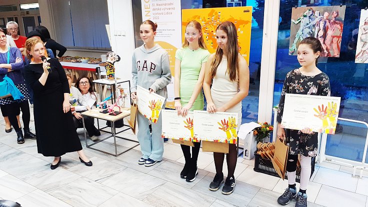 Mostecká vernisáž výtvarné výstavy na téma Tanec z výběru mezinárodní soutěže Lidice 2023. Akce se tradičně koná v ZUŠ Moskevská.