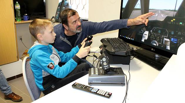 Žáci a studenti ze čtyř škol trénovali v muzeu v Bezděkově u Žatce na let kolem světa pod vedením hlavního instruktora, někdejšího vijenského pilota a věhlasného akrobata na MiGu - 29 Václava Vaška.