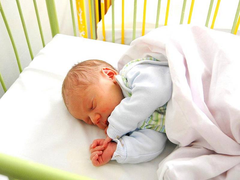 Nový člen rodiny Šťovíčků. Jmenuje se Martin. Narodil se 9. května, den po reportáži, v mostecké nemocnici. Tatínek Milan byl u porodu.