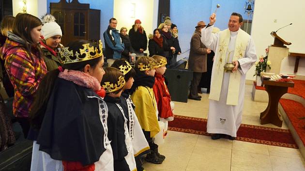 Farář P. Grzegorz Czyżewski žehná Tříkrálové sbírce v Mostě. 