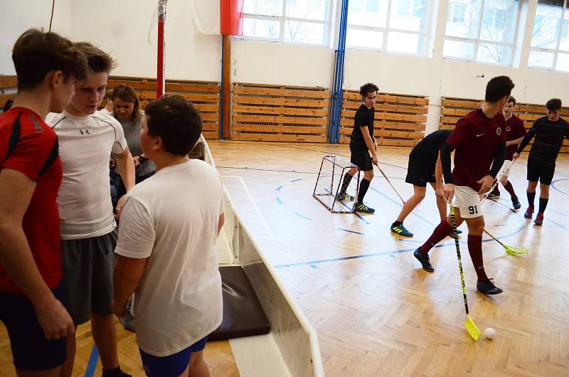 Vánoční charitní florbalový turnaj v tělocvičně mosteckého gymnázia.