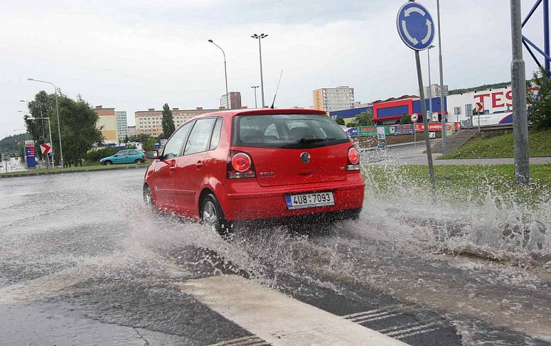 Středeční bouře na Mostecku zaplavila silnice