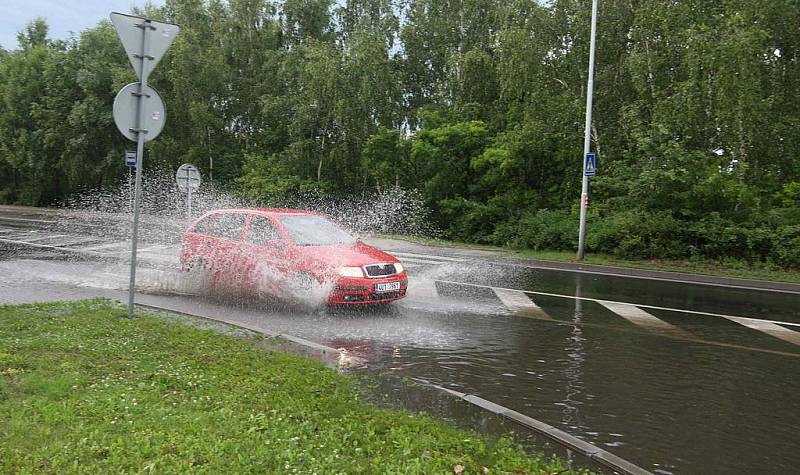 Středeční bouře na Mostecku zaplavila silnice