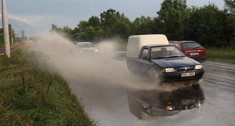 Středeční bouře na Mostecku zaplavila silnice