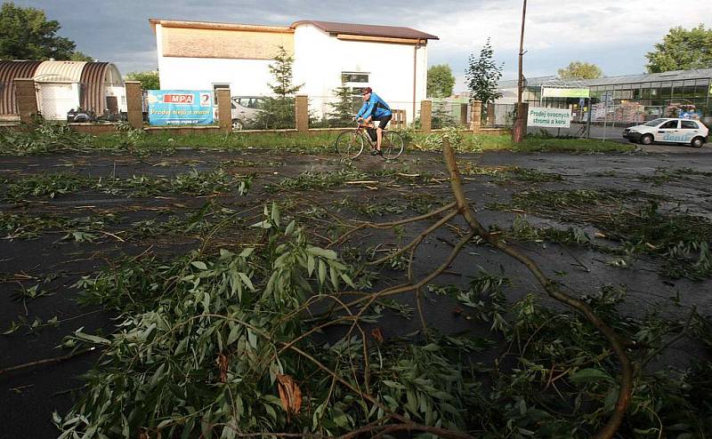 Středeční bouře na Mostecku zaplavila silnice