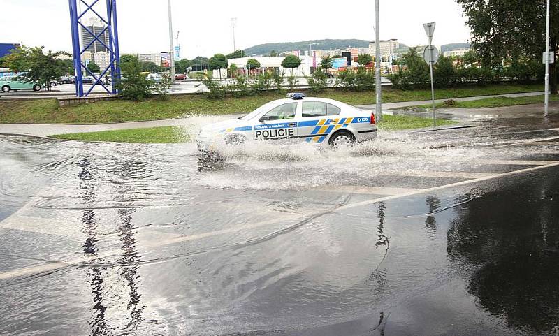 Středeční bouře na Mostecku zaplavila silnice