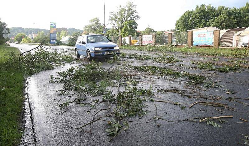 Středeční bouře na Mostecku zaplavila silnice