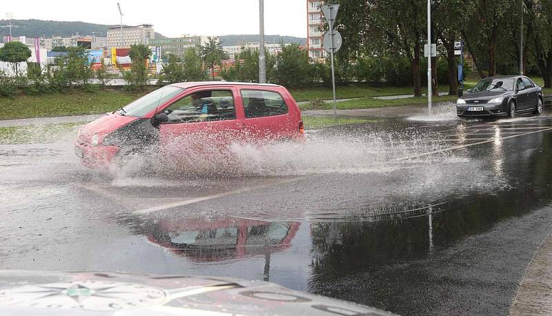 Středeční bouře na Mostecku zaplavila silnice