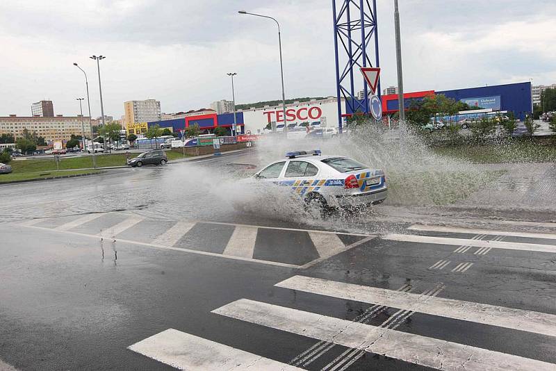 Středeční bouře na Mostecku zaplavila silnice