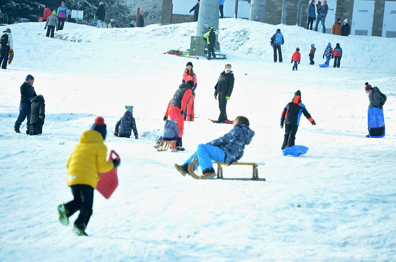 Sjezdovku na Klínech v Krušných horách ve středu 30. prosince opět využili rekreanti z různých regionů