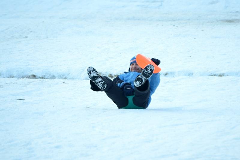 Sjezdovku na Klínech v Krušných horách ve středu 30. prosince opět využili rekreanti z různých regionů