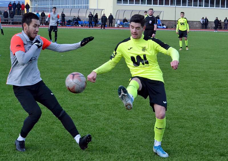 FK Baník Most-Souš (v šedivém) v duelu s Ústím nad Labem.