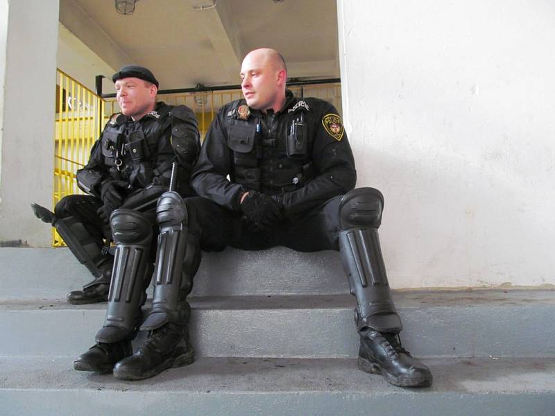 Policisté na litvínovském zimním stadionu cvičili zákroky proti fanouškům hostů.