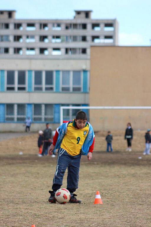 Kluci trénují fotbal na hřišti v Chanově. Stará se o ně nové sdružení Averroma – Jiní Romové.