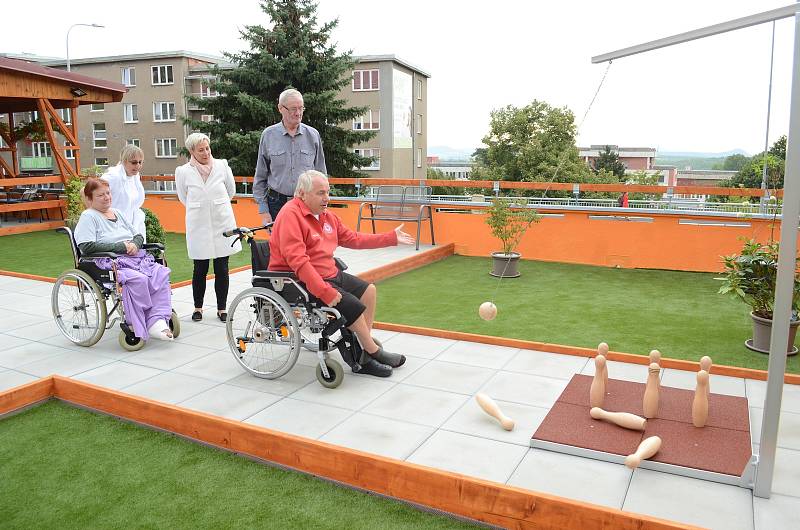 Podkrušnohorská nemocnice následné péče v Litvínově využila plochou střechu k vytvoření odpočinkové zóny pro své pacienty.