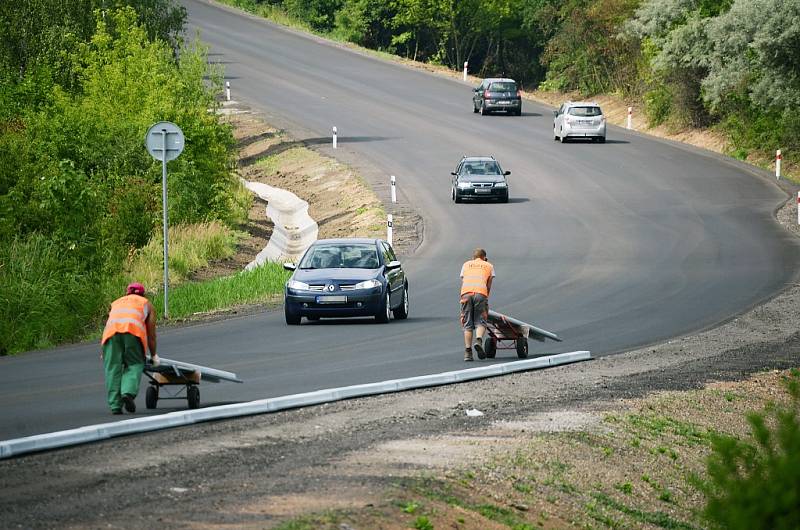 Mezi Mostem a jeho okrajovou částí Vtelno vzniká chodník, zároveň se opravuje silnice I/27 u Vtelna.