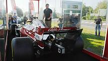 Monopost týmu Formule 1 Alfa Romeo Racing Orlen u čerpací stanice vedle litvínovské chemičky