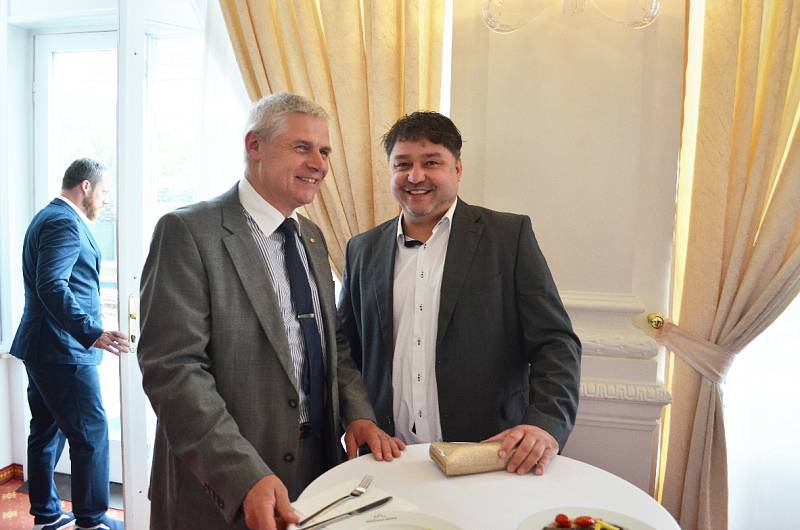 Milan Šťovíček a Robert Kysela z Litvínova na cocktail party Unipetrolu na MFF Karlovy Vary, hotel Imperial. 