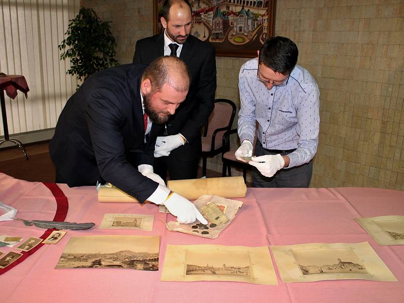 Otevření schránky se chopili ředitel muzea Michal Soukup (vlevo), mostecký primátor Jan Paparega (uprostřed) a ředitel archivu Martin Myšička (vpravo).